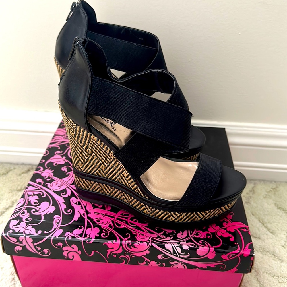 Platform sandals with a beautiful woven print!
